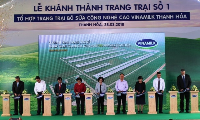 Các đại biểu cắt băng khánh thành, đưa trang trại bò sữa công nghệ cao vào hoạt động.