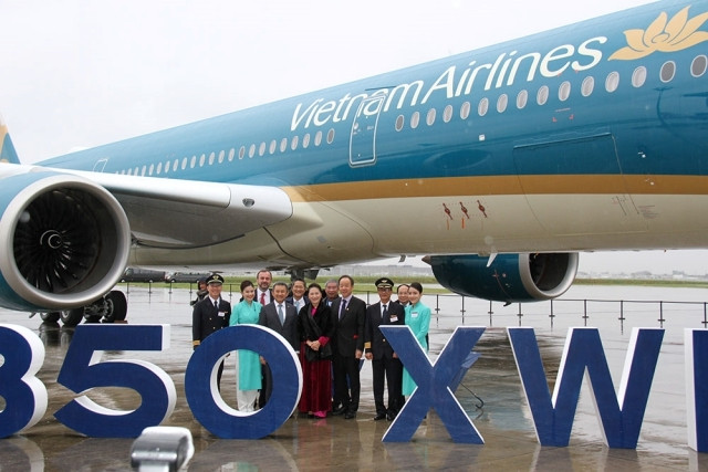 Chủ tịch Quốc hội Nguyễn Thị Kim Ngân chụp ảnh lưu niệm cùng lãnh đạo Vietnam Airlines và Airbus.