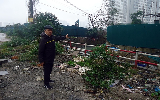 Mặc dù chưa giải quyết dứt điểm việc đền bù cho các hộ có đất bị thu hồi nhưng chủ đầu tư dự án Tây Nam Kim Giang I (xã Tân Triều) đã quây tôn kín khu đất.