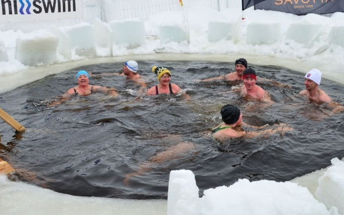 Trải nghiệm cảm giác lạ khi bơi giữa sông băng ở Phần Lan 