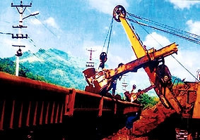 Trên công trường khai thác quặng a-pa-tit.