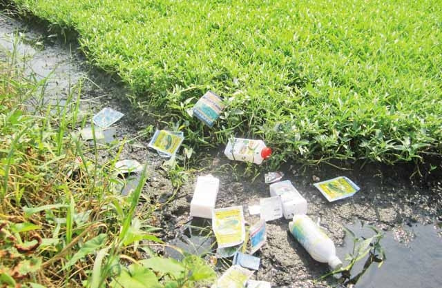 Hóa chất dùng để “thổi” rau vương vãi trên ruộng.