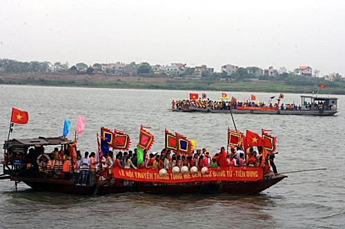 Lễ rước Chử Đồng Tử - Tiên Dung trên sông Hồng.
