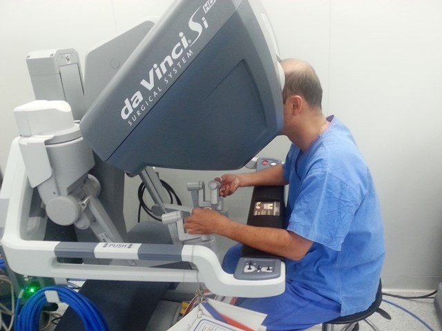 PGS, TS, BS Nguyễn Phúc Cẩm Hoàng đang điều khiển cánh tay robot.