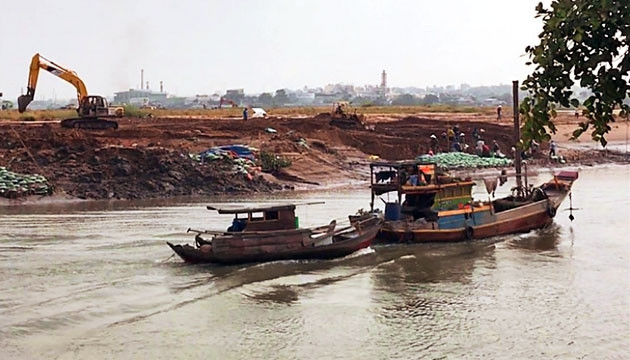 Công trường thi công bờ kè phía nam Dự án Cù lao Tân Vạn.