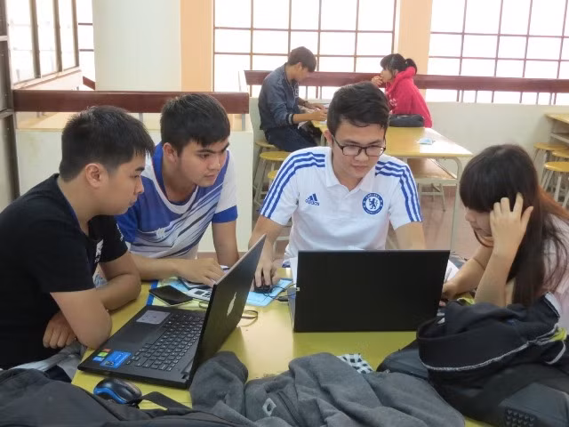 Sinh viên Trường Đại học Tây Nguyên học tập, nghiên cứu trên thư viện