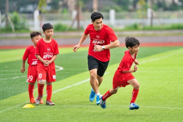 Tiền đạo ĐTQG Việt Nam hòa mình cùng các em nhỏ trong buổi huấn luyện đầy lý thú.