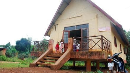 Nhà văn hóa cộng đồng buôn Kon Hring (xã Ea Ðinh, huyện Cư M'Gar, tỉnh Ðác Lắc) được dùng làm nhà trông trẻ.