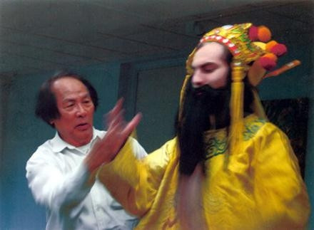 GS Hoàng Chương hướng dẫn diễn viên cách diễn xuất tuồng.