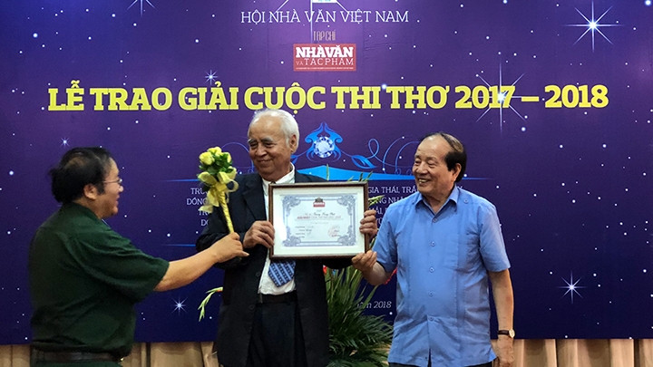 Nhà thơ Trương Trung Phát nhận giải nhất Cuộc thi thơ 2017-2018. Ảnh: VIỆT KHÔI