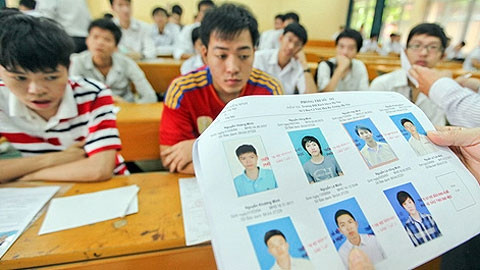 Các thí sinh nghe phổ biến quy chế thi. (Ảnh: congan.com.vn)