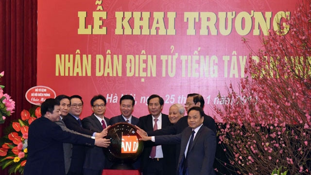 Các đồng chí Võ Văn Thưởng, Vũ Đức Đam, Hoàng Bình Quân cùng lãnh đạo Báo Nhân Dân, lãnh đạo Báo Nhân Dân qua các thời kỳ nhấn nút khai trương Báo Nhân Dân điện tử tiếng Tây Ban Nha.