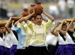 Trình diễn vũ điệu cổ truyền của Peru<br>tại sân vận động Miguel Grau