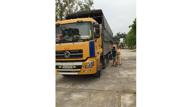 Xe ô tô tải chở mỡ động vật không rõ nguồn gốc.