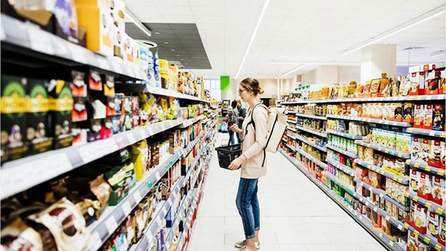 Một tình nguyện viên đang mua hàng giúp người cao tuổi ở siêu thị. Ảnh: ABC NEWS