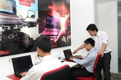 Kỹ sư làm việc tại Trung tâm hỗ trợ kỹ thuật của IBM Việt Nam.
