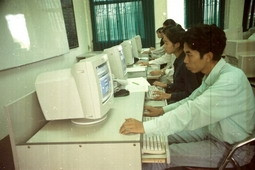 Sinh viên ĐHQG Hà Nội trau dồi
thêm kiến thức trên internet.