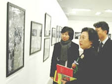 Những vị khách Hàn Quốc thăm
phòng triển lãm ảnh của Việt Nam
tại Gwangju (ngoài cùng bên trái là
TS Yang Eunhee).