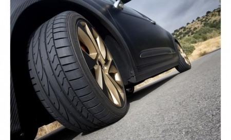 Lốp xe khi lăn bánh bị mài mòn và văng những mảnh nhỏ ra đường, thành phần nhựa trong đó bị rửa trôi xuống dòng nước, cuối cùng tìm đường đến các đại dương. Ảnh minh họa.