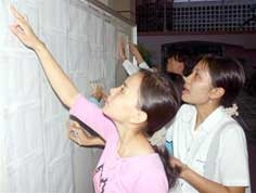 Thí sinh đang xem điểm thi.