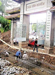 "Thần đèn" Nguyễn Cẩm Lũy di dời cổng chùa Vĩnh Nghiêm