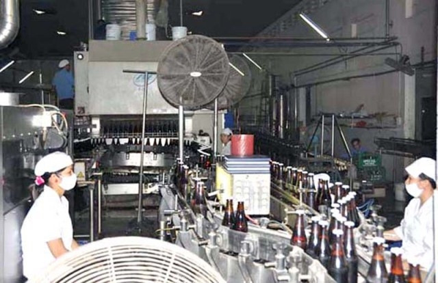 Công nhân Nhà máy Bia Dung Quất vào ca sản xuất