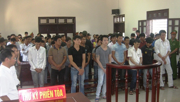 Phạm trọng tội từ việc tranh chấp khai thác ngao
