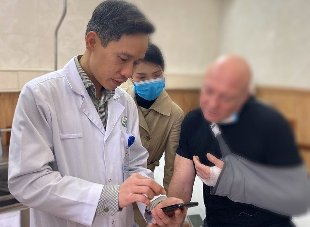 Bác sĩ Khánh kiểm tra sức khỏe và dặn dò ông E.M trước khi người bệnh ra viện.