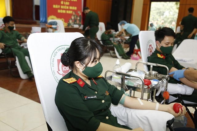 Các học viên hiến máu chiều 16-4.