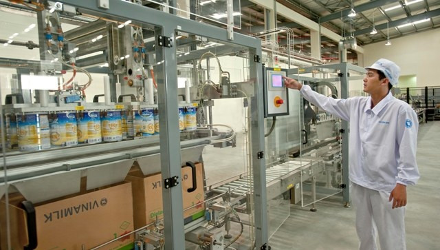 Vận hành dây chuyền đóng gói sữa bột ở Nhà máy sữa bột trẻ em Việt Nam của Vinamilk.