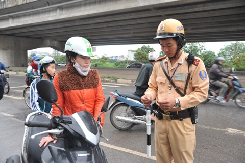 Lực lượng CSGT tuần tra, kiểm soát trên tuyến cao tốc Thăng Long - Nội Bài.