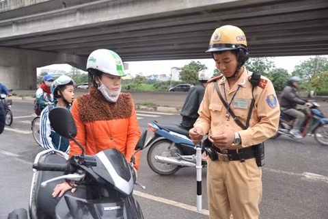 Lực lượng CSGT tuần tra, kiểm soát trên tuyến cao tốc Thăng Long - Nội Bài.