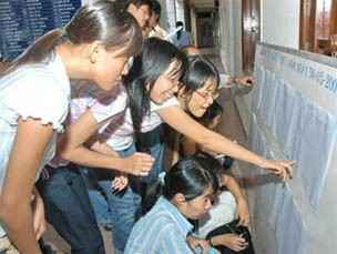 Học sinh Trường THPT Bùi Thị Xuân, TP Hồ Chí Minh xem kết quả kỳ thi.