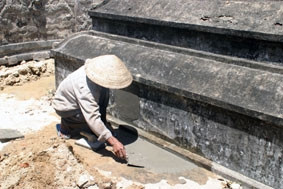 Nhân dân xã Phong Chương
đang hàn vá chỗ bị đào bới.