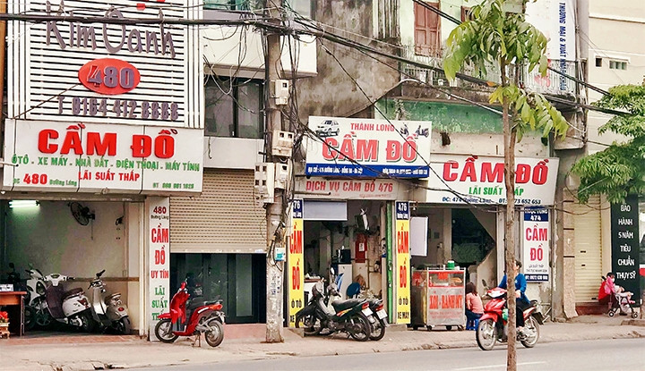 Các cửa hàng kinh doanh dịch vụ cầm đồ đã được Công an TP Hà Nội yêu cầu ký cam kết không mua bán giấy tờ tùy thân. Trong ảnh: Các hiệu cầm đồ trên Ðường Láng (Hà Nội).