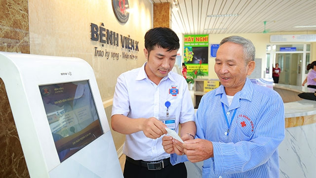 Hướng dẫn người bệnh đăng ký khám và điều trị tại Bệnh viện K. Ảnh: SONG ANH