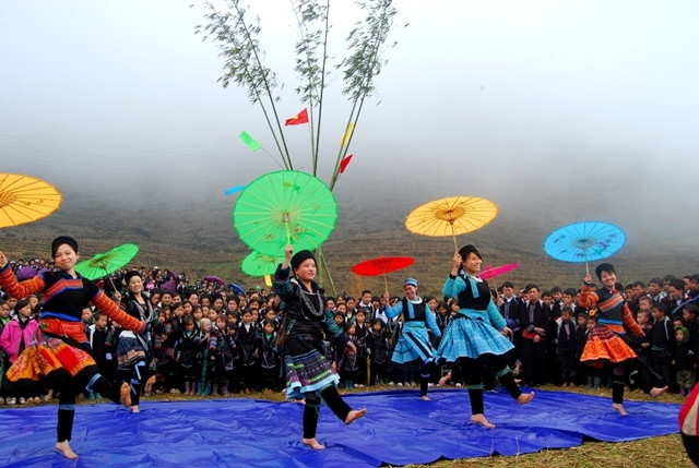 Múa ô trong ngày hội gầu tào của người Mông ở Tả Giàng Phình (Sa Pa, Lào Cai).