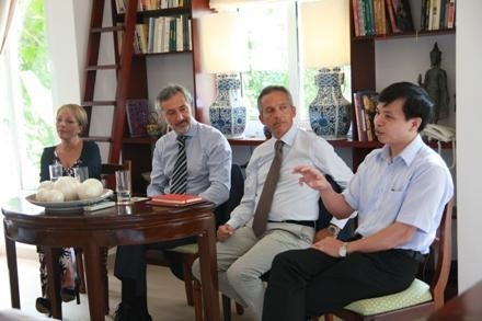 Các bác sĩ, chuyên gia tại buổi họp báo.