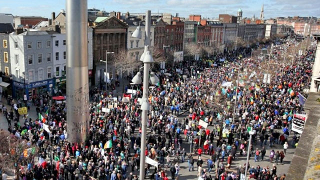 Hàng chục nghìn người Ireland tuần hành ở thủ đô Dublin.