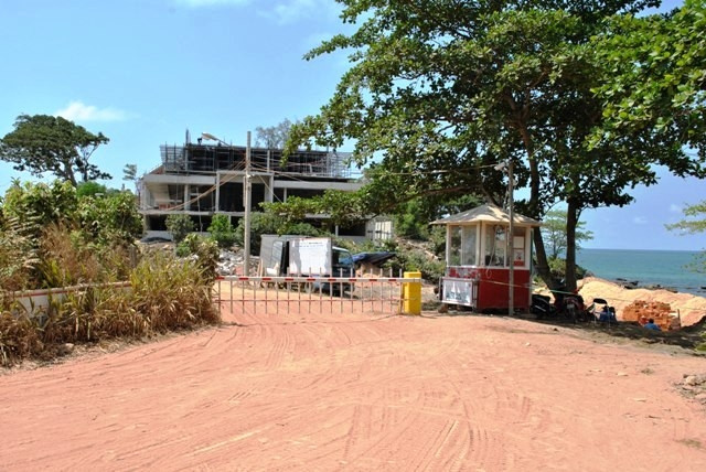Phía bên ngoài dự án khu resort đã được rào chắn.