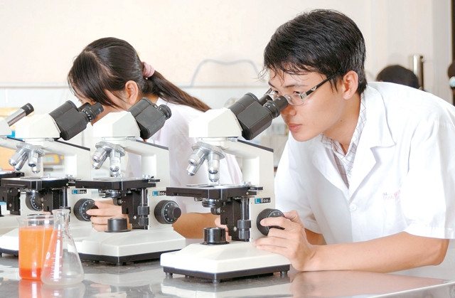 Giờ thực hành của sinh viên Ðại học Nông Lâm thành phố Hồ Chí Minh.         Ảnh: Văn Tuấn