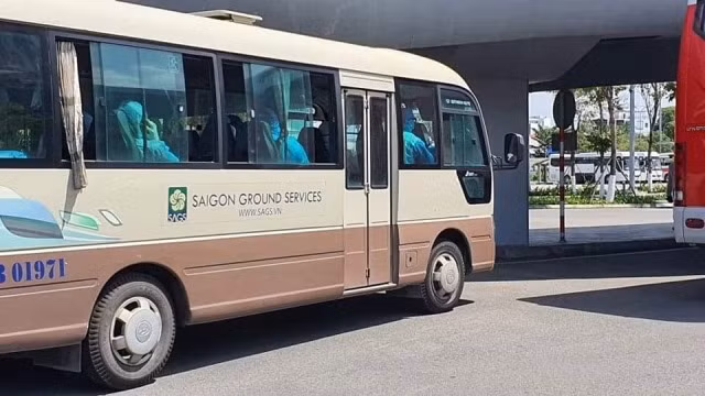 Xe đón đoàn 80 người trở về từ Daegu (Hàn Quốc) từ sân bay Quốc tế Đà Nẵng về địa điểm cách ly, theo dõi.