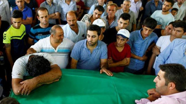 Người dân tham dự lễ tang các nạn nhân trong vụ đánh bom tại thành phố Gaziantep, miền tây Thổ Nhĩ Kỳ, ngày 20-8-2016. (Ảnh: Reuters)