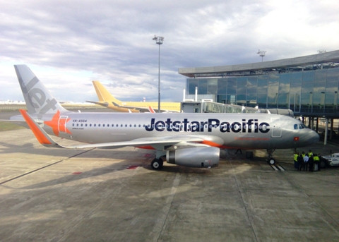 Chuẩn bị thủ tục cho máy bay Jetstar Pacific cất cánh về Việt Nam.