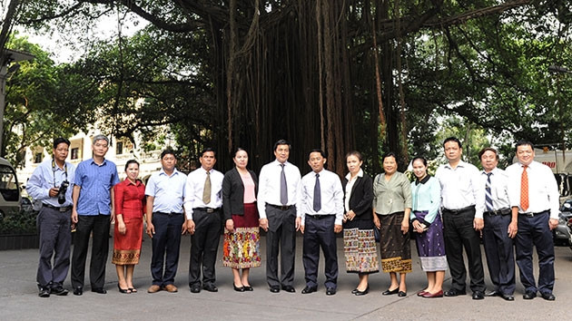 Các đại biểu chụp ảnh lưu niệm tại trụ sở Báo Nhân Dân.