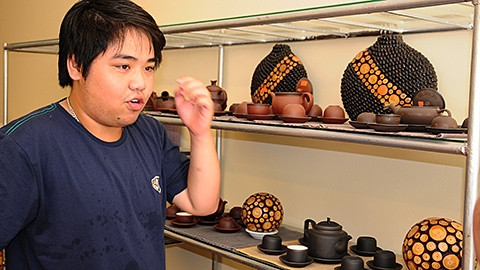 Lê Xuân Hoàng giới thiệu về các sản phẩm độc đáo của mình.
