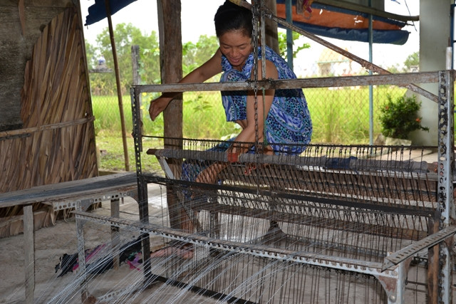  Chị Nguyễn Thị Tuyết, ấp Kim Điền, xã Tân Kim bên khung dệt kẽm (ảnh nhỏ).