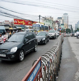 Chống ùn tắc giao thông Hà Nội: "Chế tài chưa đủ sức răn đe"