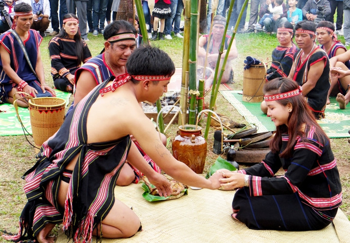 Nghi thức trao vòng tay giữa cô dâu và chú rể trong ngày cưới.