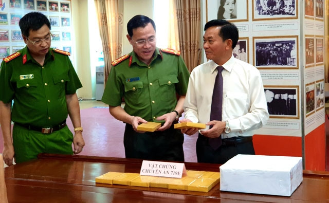 Các đồng chí lãnh đạo Công an tỉnh Nam Định và Phó Chủ tịch UBND tỉnh kiểm tra tang vật vụ mua bán, vận chuyển 15 bánh heroin.